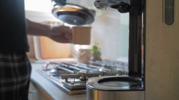 Uomo Prende Una Caraffa Vetro Contenente Caffè Americano Primo Piano — Video Stock