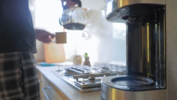 Máquina Café Americana Primeiro Plano Homem Toma Garrafa Vidro Derrama — Vídeo de Stock