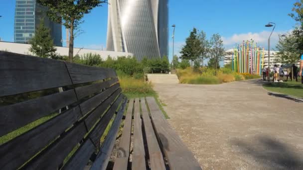 Holzbank Stadtpark Vordergrund Der Aufnahme Sieht Man Hintergrund Moderne Gebäude — Stockvideo