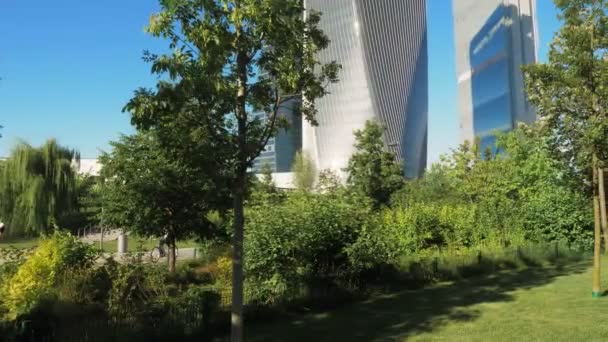 米兰城市生活区城市公园的树木 草坪和灌木丛 被植被 现代摩天大楼和蓝天所掩蔽 向右转 — 图库视频影像