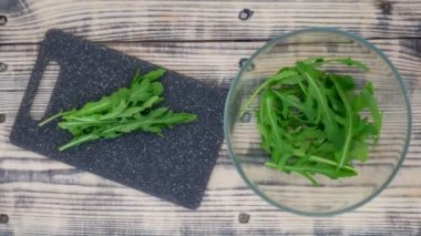 Ahşap masa, stop motion animasyon salata hazırlanması. Üstten Görünüm.