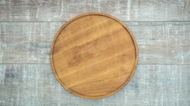 Stop motion görünüm taze pizza ahşap bir masaya. Üstten Görünüm, 4 k animasyon