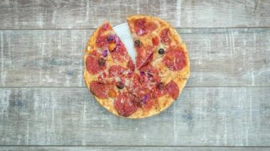 Stop motion görünüm taze pizza ahşap bir masaya. Üstten Görünüm, 4 k animasyon