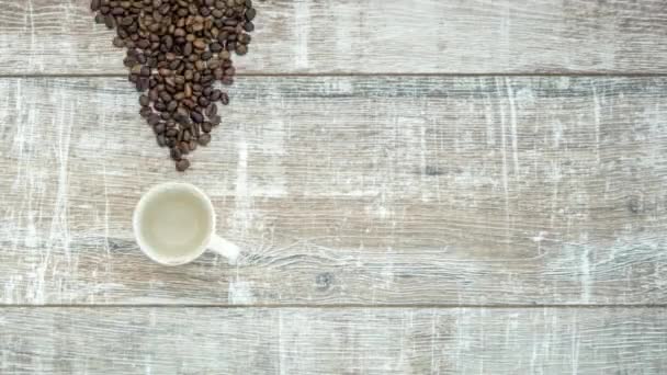 Stop motion animação de transformação de grãos de café torrados frescos para xícara de café, aparência de inscrição "café", uhd, 4K — Vídeo de Stock