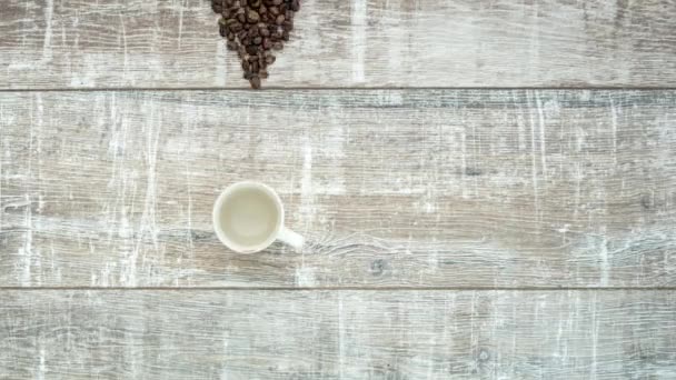 Stop motion animación de transformación de granos de café tostados frescos a taza de café, uhd, 4K — Vídeo de stock