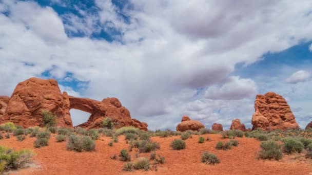 Timelapse of flow of clouds in arches National park, utah, usa, 4k — Stok Video