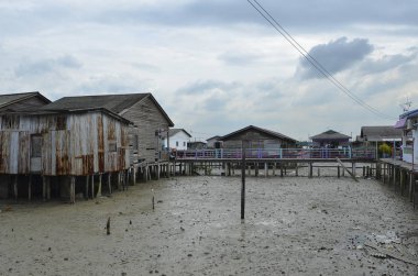 Kampung Bagan Sungai Lima, Malezya 'da bulunan otantik bir Çin balıkçı köyü olan Kampung Bagan Sungai Lima, ana köy Pulau Ketam' ın beşinci nehrinin kıyısında yer almaktadır.