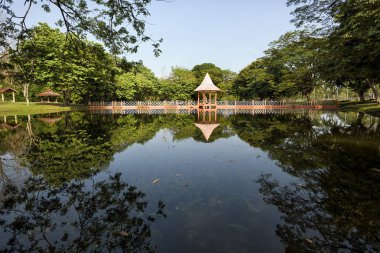 Taiping, Perak, Malezya 'daki Taman Tasik' te su yansımaları 
