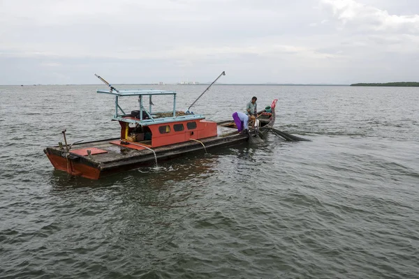 Oidentifierade Fiskare Drar Upp Nätet Från Havet Till Fiskebåten Pulau — Stockfoto