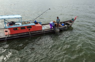 Pulau Ketam, Malezya 30 Aralık 2017: Tanımlanamayan Balıkçılar denize net balıkçı teknesi için yukarı çekerek Pulau Ketam, Malezya