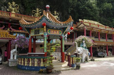 Ling Sen Tong, Tapınak mağarası, Ipoh, Malezya. Ling Sen Tong, Perak, Ipoh 'taki kireçtaşı bir tepenin dibinde bulunan güzel bir Taoist mağara tapınağı..