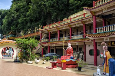 Ling Sen Tong, Tapınak mağarası, Ipoh, Malezya. Ling Sen Tong, Perak, Ipoh 'taki kireçtaşı bir tepenin dibinde bulunan güzel bir Taoist mağara tapınağı..