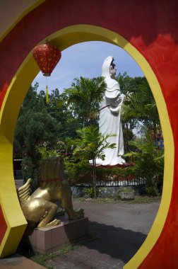 Ling Sen Tong, Tapınak mağarası, Ipoh, Malezya. Ling Sen Tong, Perak, Ipoh 'taki kireçtaşı bir tepenin dibinde bulunan güzel bir Taoist mağara tapınağı..