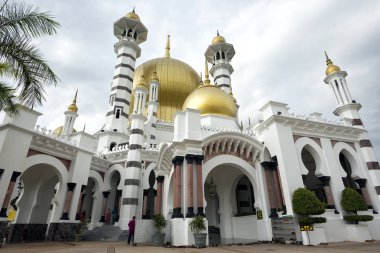 Kuala Kangsar, Malezya 'daki Bukit Chandan' daki Mescid Ubudiah. Mescid Ubudiah, Malezya 'nın en güzel camileri listesinde üst sıralarda yer alıyor..