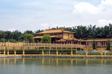 Hock Yeen 'i, Konfüçyüs Tapınağı' nı, Kimya 'yı, Malezya' yı gördüm. Hock Yeen 'in Konfüçyüs Tapınağı sınavlara girecek öğrencilere şans getirmesiyle ünlüdür..