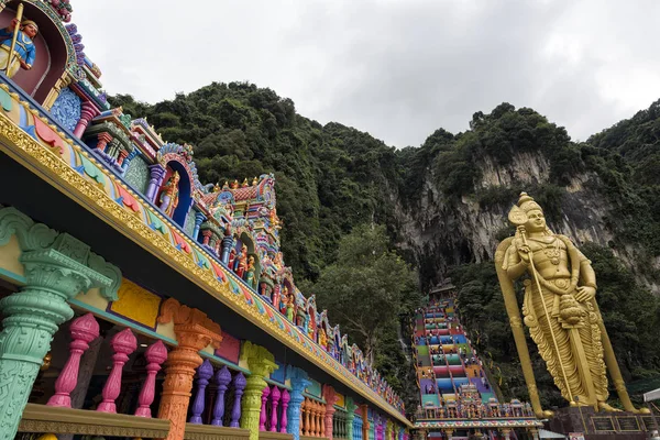 ムルガン寺院バトゥ洞窟のカラフルな階段を持つ新しい象徴的な外観は マレーシアの観光のための新しいアトラクションになります バトゥ洞窟で新しい虹の絵を描いた有名で象徴的な石灰岩 洞窟は タイプサムのヒンドゥー教の祭りの焦点です — ストック写真