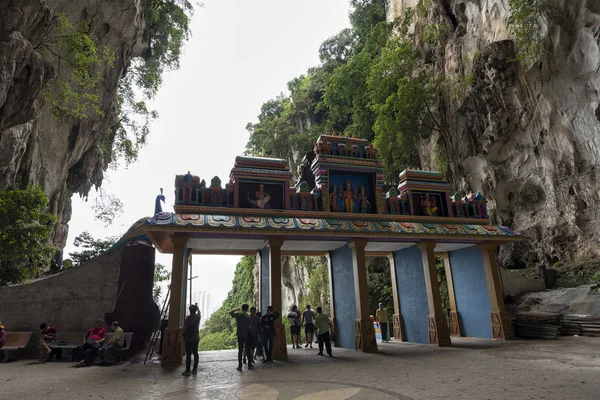 バトゥ洞窟の入り口と観光客は ヒンドゥー教寺院 バトゥ洞窟 マレーシアで探索し 祈りを見ました 洞窟はヒンドゥー教の祭りの中心地です — ストック写真