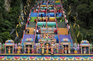 Murugan Tapınağı Batu Mağaraları 'ndaki renkli merdivenlerle yeni ikonik görünüş Malezya' da turizm için yeni bir ilgi odağı haline geldi. Mağara, Malezya 'daki Thaipusam Hint festivalinin odak noktası..