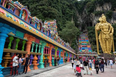 Renkli merdivenler ve Malezya 'daki Murugan Tapınağı Batu Mağaraları' nda kimliği belirsiz ziyaretçilerle yeni ikonik görünüş. Mağara, Malezya 'daki Thaipusam Hint festivalinin odak noktası..