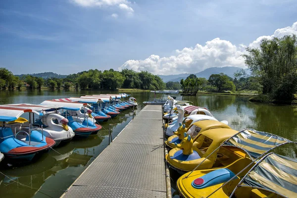 马来西亚泰平湖供家人娱乐的船 — 图库照片