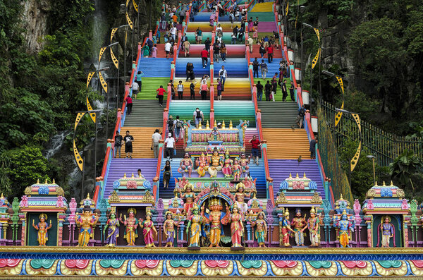 Новый знаковый вид с красочной лестницей в пещере Муруган Храм Бату становится новой достопримечательностью для туризма в Малайзии. Пещера является центром индуистского фестиваля Тайпусам в Малайзии.