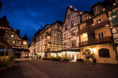 Bukit Tinggi, Pahang, Malezya 'daki Colmar Tropicale çevresindeki çevre ve mimari görüntüsü. Colmar Tropicale, 16. yüzyıl Fransız Köyü 'nün bir kopyası olan Fransız temalı bir tatil köyüdür..