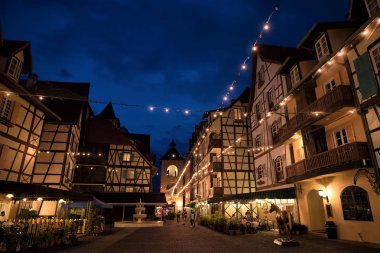 Bukit Tinggi, Pahang, Malezya 'daki Colmar Tropicale çevresindeki çevre ve mimari görüntüsü. Colmar Tropicale, 16. yüzyıl Fransız Köyü 'nün bir kopyası olan Fransız temalı bir tatil köyüdür..