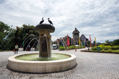 Bukit Tinggi, Pahang, Malezya 'daki Colmar Tropicale çevresindeki çevre ve mimari görüntüsü. Colmar Tropicale, 16. yüzyıl Fransız Köyü 'nün bir kopyası olan Fransız temalı bir tatil köyüdür..