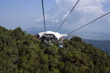 Langkawi Kablolu Aracı (ayrıca Langkawi SkyCab olarak da bilinir), Machincang dağı ve eteklerinin tepesine yolcu taşıyan Langkawi Adası, Malezya - Langkawi Kablo Aracı, Langkawi SkyCab olarak da bilinir.