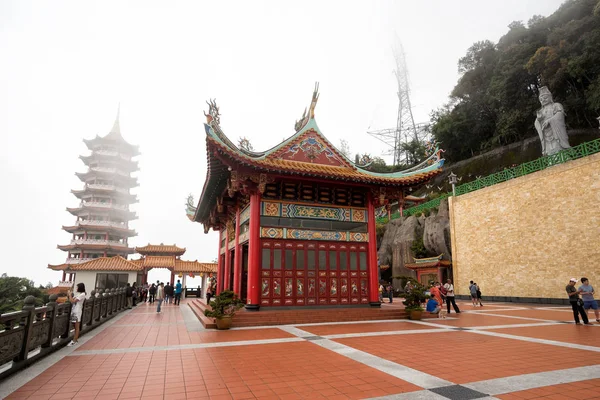 Niezidentyfikowani Turyści Odwiedzający Malownicze Miejsce Mglistej Świątyni Chin Swee Genting — Zdjęcie stockowe