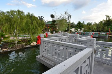 Yongpeng, Johor Malezya 'daki görkemli renkli bir Çin ejderha tapınağı. Dünyanın en büyük ve en uzun ejderha heykeli ve tüneli 115 metre uzunluğuyla Yong Peng, Johor, Malezya 'dadır..