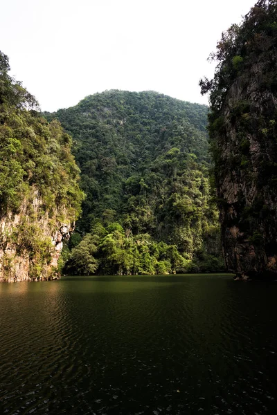 타지크 Tasik Cermin Mirror Lake 말레이시아의 Ipoh 타지크 Tasik Cermin — 스톡 사진