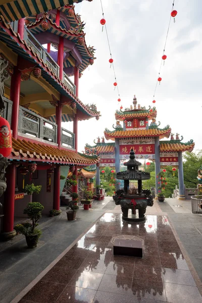 ジョホール マレーシアの壮大な風光明媚な伝統的なカラフルな中国の黒龍の洞窟の寺院 — ストック写真
