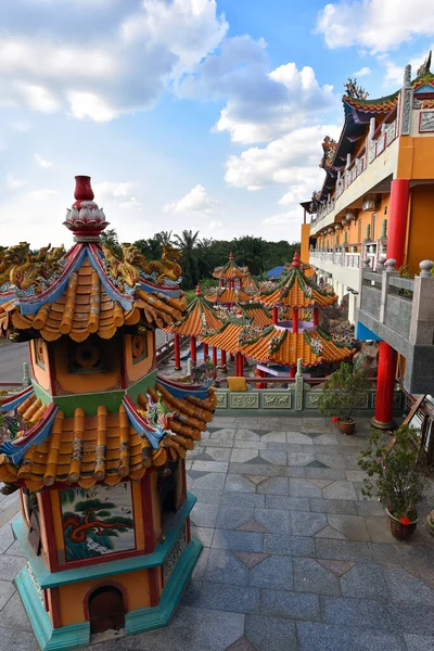 Een Grote Schilderachtige Traditionele Kleurrijke Chinese Black Dragon Cave Tempel — Stockfoto