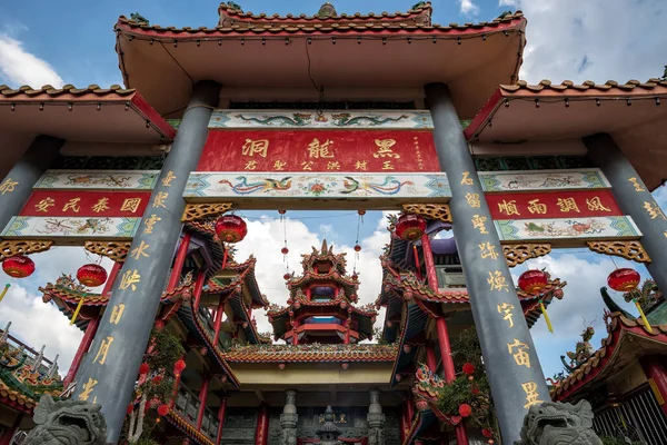 Een Grote Schilderachtige Traditionele Kleurrijke Chinese Black Dragon Cave Tempel — Stockfoto