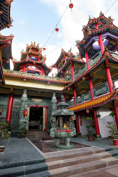 马来西亚柔佛永鹏中国传统的五彩斑斓的黑龙洞庙宇 — 图库照片