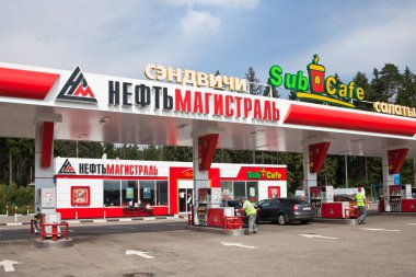 Benzin istasyonunda benzin fiyatları. Rusya. Moskova, 