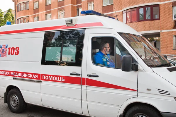 Скорая едет к пациенту по вызову. Москва, ул. Гарибальди, 21 июля 2018 года — стоковое фото