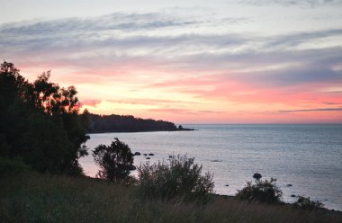  Baltık Denizi kıyısında yaz gün batımında içinde