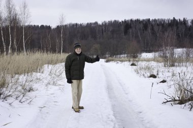 yaşlı adam açık havada. Kış saati.