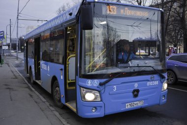Şehirde otobüs durağı. Moskova, şehir merkezi, Profsoyuznaya sokak ,Mayıs, 05, 2019