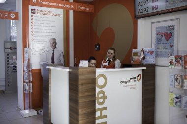 İnsanlar Moskova 'da vergi dairesinde.