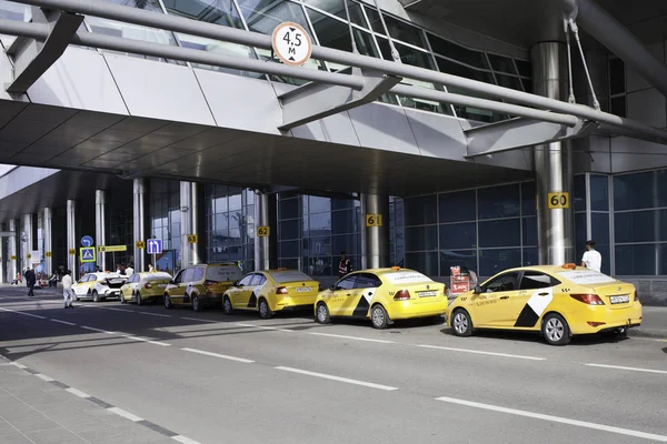 モスクワの空港シュレメチェヴォでタクシー — ストック写真