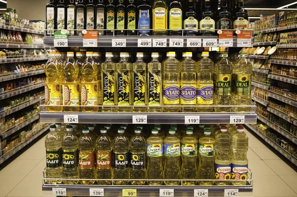 Olio sugli scaffali del supermercato — Foto Stock