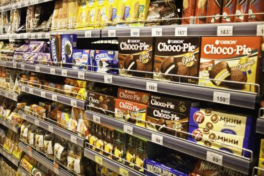 Süpermarkette raflarda Chololates