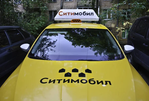 Такси Uber на улице — стоковое фото