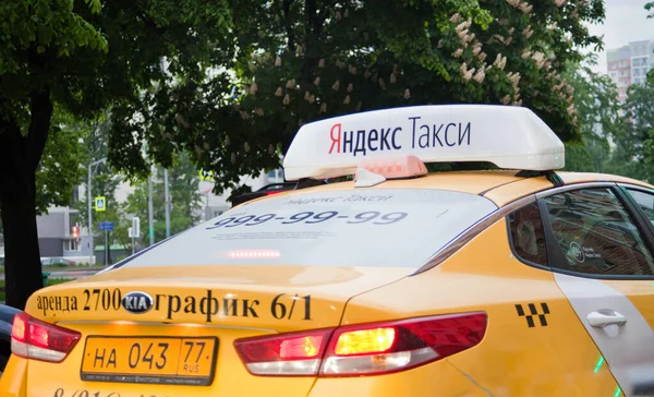 Yandex Taxi auf der Straße — Stockfoto