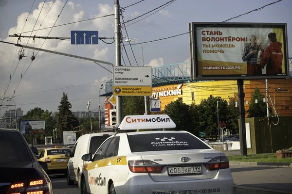 Yandex出租车在街上 — 图库照片