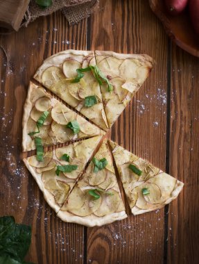 Homamade patates pizza ahşap masa üzerinde