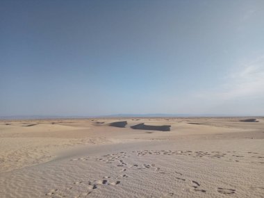 Vahşi Çöl Sahra Afrika'da insan izleri. Sert aylight güneş